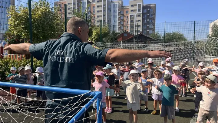 Сотрудник МЧС провёл зарядку для белгородских дошкольников